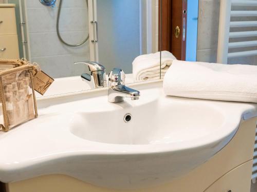 un bagno con un lavandino bianco e uno specchio di Terrazza del Gelsomino with terrace and open view a Borghetto Santo Spirito