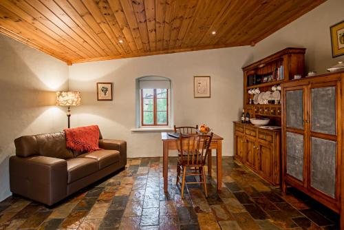 a living room with a couch and a table at Lucy's Cottage in Marananga