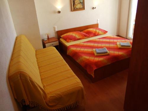 Postel nebo postele na pokoji v ubytování Apartmani ''Srečko'' Drašnice