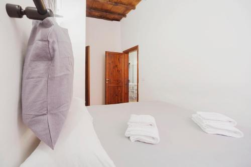 una corbata gris colgando de una pared con un espejo en Balestrari Palace close to Campo dei Fiori Piazza Navona Piazza Venezia, en Roma