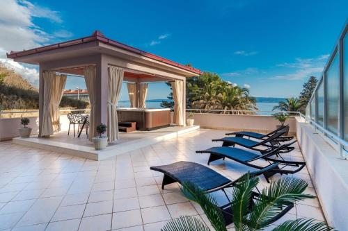 Family apartment with huge terrace and private hot tub - Franka