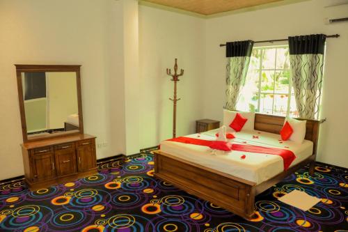 מיטה או מיטות בחדר ב-Aurora Banquet and Hotel