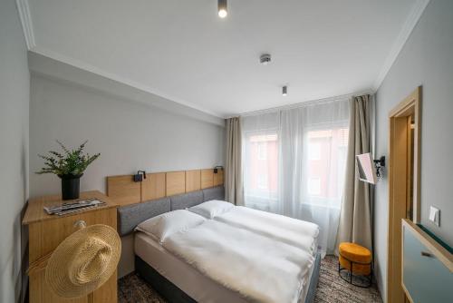 pokój hotelowy z łóżkiem i oknem w obiekcie Duett - Urban Rooms w Győr