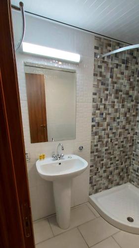 Bagno di Lakis Court