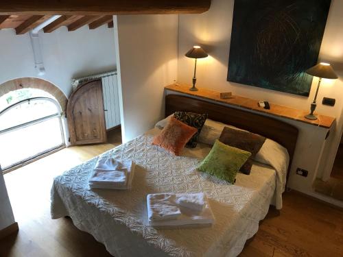 a bedroom with a bed with two towels on it at L'Albero Di Gamelì in Chiusi