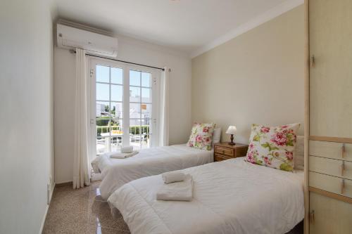 Giường trong phòng chung tại Villa Paradise