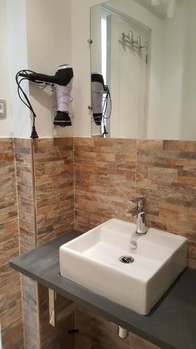 une salle de bain avec un lavabo blanc et un miroir dans l'établissement Residence Mistral, à Cannes