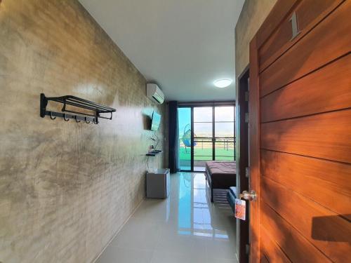 um corredor de uma casa com uma porta de madeira em Amante Baristro Hotel & Cafe' @Pua em Nan