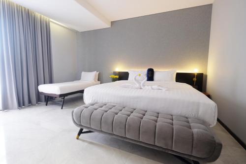 Gulta vai gultas numurā naktsmītnē Hotel Youstay Semarang by Sinergi