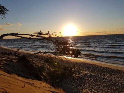 - un coucher de soleil sur la plage dans l'établissement Porta Sunrise, à Dziwnówek