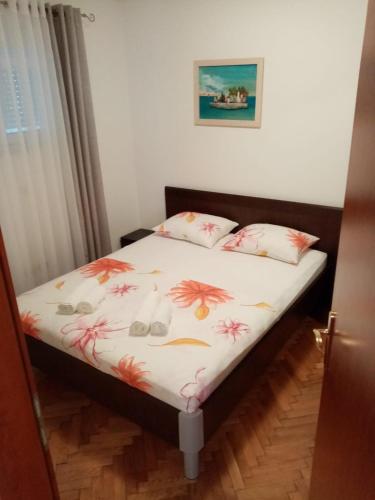 a bed in a room with at Apartman Toni in Promajna