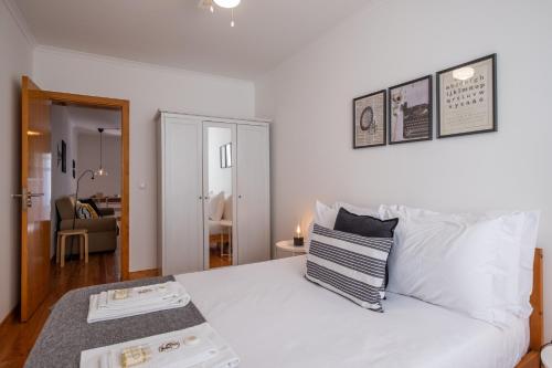 リスボンにあるSao Tome 10289 ALのベッドルーム(白いベッド1台付)、リビングルームが備わります。
