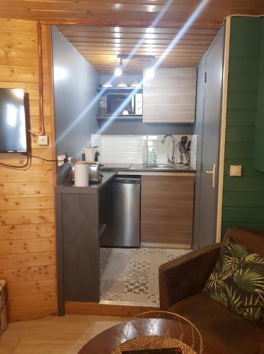 O bucătărie sau chicinetă la Le cocon du sancy