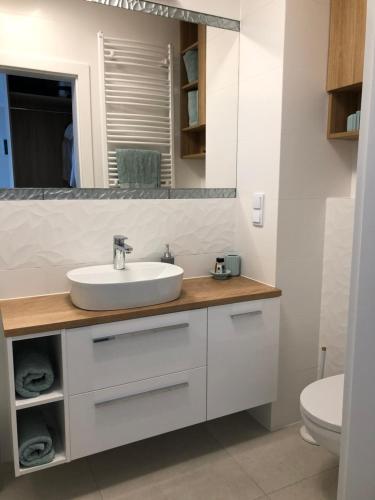 łazienka z umywalką i toaletą w obiekcie Bel Mare Międzyzdroje w mieście Międzyzdroje