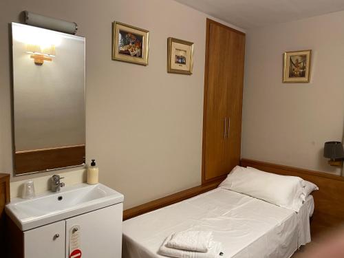 Postel nebo postele na pokoji v ubytování HOSTAL GALICIA CARDEDEU