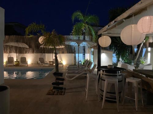 een resort met een zwembad met stoelen en parasols bij Casa Holandaluzas Marbella near Beach, with salt water Pool and private parking in Marbella