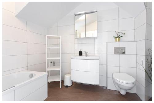 ein weißes Bad mit einem Waschbecken und einem WC in der Unterkunft N45 · Penthouse near Schoenbrunn. Amazing Terrasse! N45 in Wien