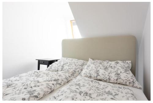 ein Bett mit zwei Kissen darüber in der Unterkunft N45 · Penthouse near Schoenbrunn. Amazing Terrasse! N45 in Wien