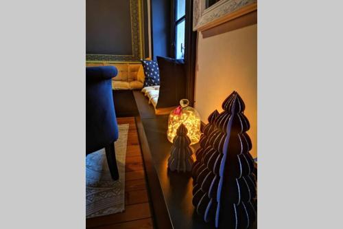 a living room with a table with a lamp on it at Le Boudoir in Lyon