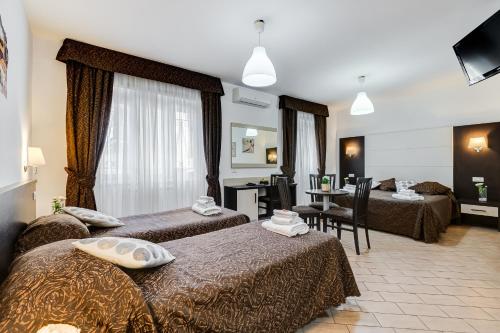 Habitación de hotel con 2 camas y mesa en Dreams Of Rome, en Roma