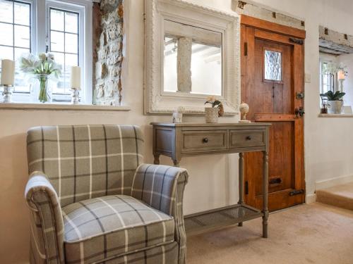 Shotteswell的住宿－Suncroft，客厅配有椅子、桌子和镜子