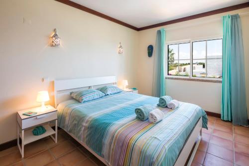 - une chambre avec un lit et une fenêtre dans l'établissement Terraços de Benagil 23 (Casa Alvorada), à Benagil
