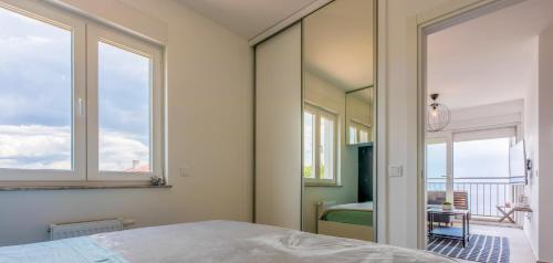 - une chambre avec un lit et un grand miroir dans l'établissement KARL, à Kastav