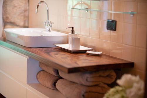 a bathroom with a sink and a counter with towels at Villa Vitis in Negrar