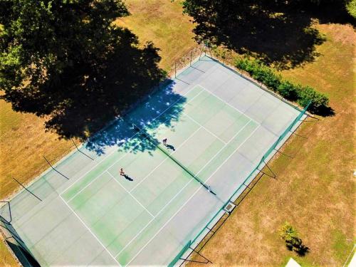 an overhead view of a tennis court with two people on it at Château du Boulay Morin in Le Boulay-Morin