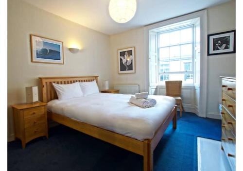 um quarto com uma cama com uma toalha em ALTIDO Gorgeous 2-bed flat near Edinburgh Castle em Edimburgo