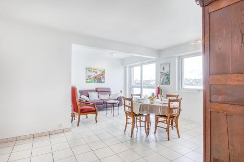 une salle à manger et un salon avec une table et des chaises dans l'établissement Le Matelot, à Erquy