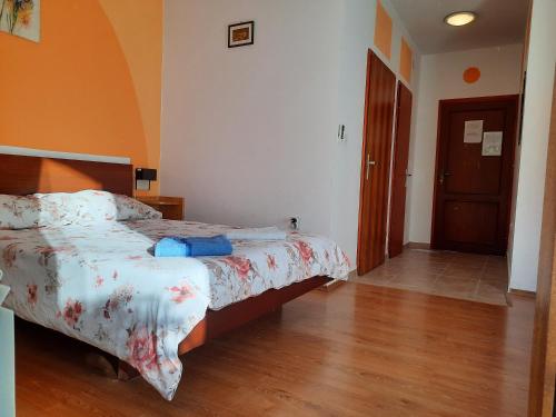 Cama o camas de una habitación en Apartments Bogdi
