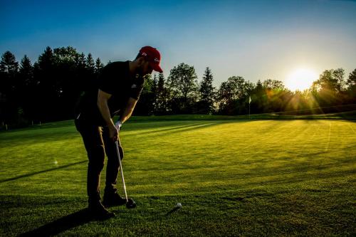 a man is playing golf on a golf course at OG's Golf Lodge in Kematen an der Krems