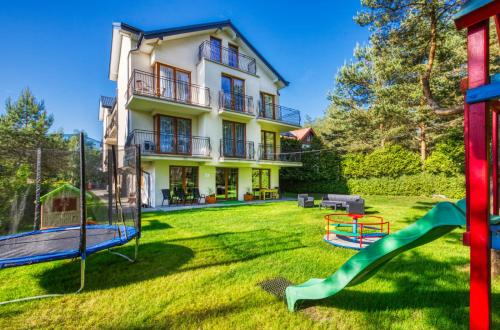 una casa con patio y parque infantil en Marina en Ostrowo