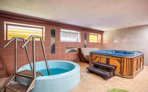 - une grande salle de bains pourvue d'une grande baignoire dans l'établissement Hotel Dynamic, à Nová Dubnica