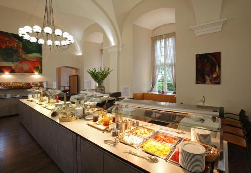 ein Buffet in einem großen Raum mit Essen in der Unterkunft Kloster Schöntal in Jagsthausen