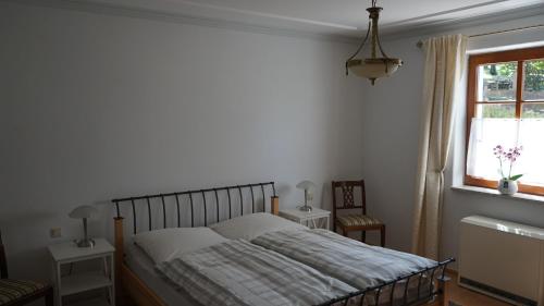 a bedroom with a bed and a window at Rittergut zu Groitzsch in Jesewitz