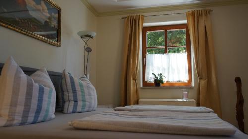a bedroom with two beds and a window at Rittergut zu Groitzsch in Jesewitz