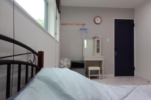 Una cama o camas en una habitación de Cloud9 広い空間 リゾート徒歩5分 Aircon LINE割ID dolry70