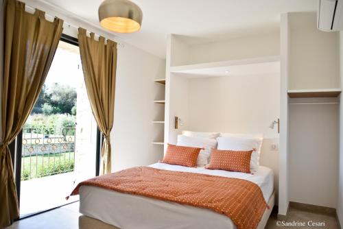 une chambre avec un lit et une grande fenêtre dans l'établissement Casa di Neshama Ghjiseppu, à Saint-Florent