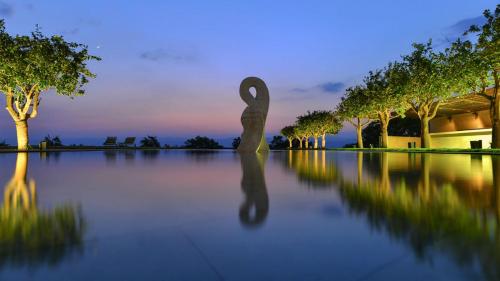 a sculpture of a swan in the middle of a lake at Kempinski Hotel Ishtar Dead Sea in Sowayma