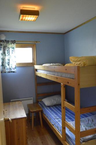 เตียงสองชั้นในห้องที่ Blåsjöns stugby