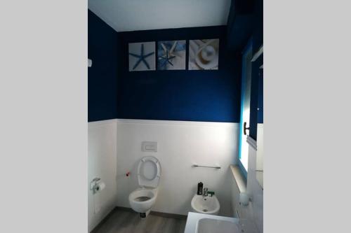 a bathroom with a toilet and a urinal and a sink at Palmahouse in Alghero