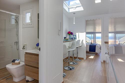 een badkamer met een toilet en een wastafel bij Ribadomar Caion in A Coruña