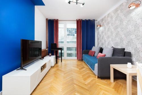 un soggiorno con divano e TV di Warsaw Central Apartments by Renters a Varsavia