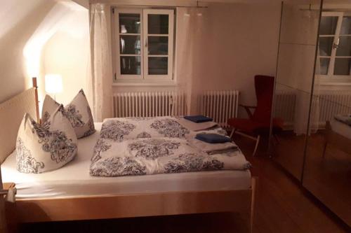 מיטה או מיטות בחדר ב-Gemütliche Altstadtwohnung in Dinkelsbühl