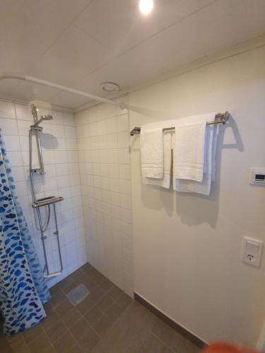 La salle de bains est pourvue de serviettes accrochées au mur. dans l'établissement Byxelkrok, Solis, à Byxelkrok