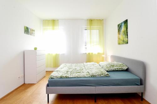 Posteľ alebo postele v izbe v ubytovaní Spacious Terrace Apt in Modern Klosterneuburg Building