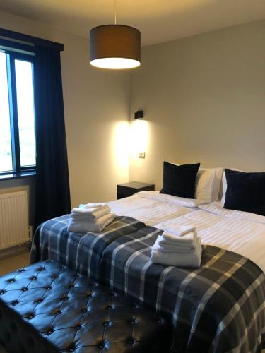 1 dormitorio con 1 cama con toallas en Hellnar Ocean View Villa en Hellnar