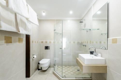 Bathroom sa Margate Hotel